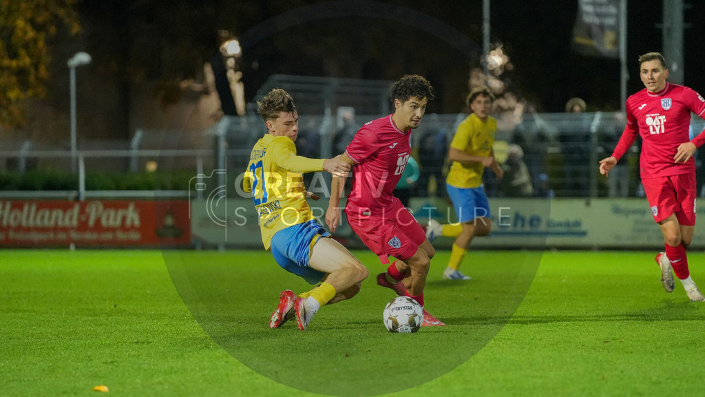 Fußball, Herren, Saison 2025/2026, Regionalliga Nordost, 13. Spieltag, FSV 63 Luckenwalde vs. SV Babelsberg 03, Freitag 24.10.2025, Werner-Seelenbinder-Stadion Luckenwalde, | Fußball, Herren, Saison 2025/2026, Regionalliga Nordost, 13. Spieltag, FSV 63 Luckenwalde vs. SV Babelsberg 03, Freitag 24.10.2025, Werner-Seelenbinder-Stadion Luckenwalde, Im Bild: Tim Maciejewski (l. Luckenwalde) und Maurice Covic (r. Babelsberg) - Realisiert mit Pictrs.com