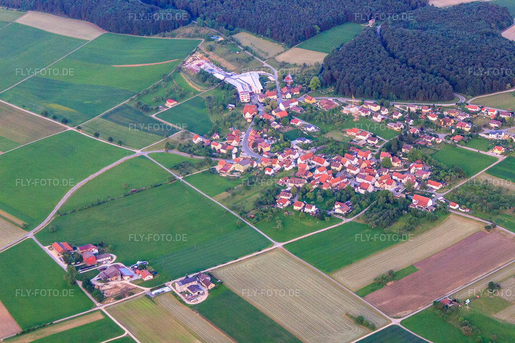 Luftbild: Dorfansicht auf der Schwäbischen Alb aus Norden im Ortsteil Mundingen in Ehingen im Bundesland Baden-Württemberg in Deutschland. Foto: IMG_67067.jpg vom 07.06.2014 durch Werner Riehm/FLY-FOTO.de