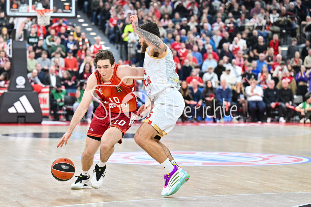 FC Bayern Basketball - AS Monaco Basket | MUNICH, GERMANY - 05. FEBRUARY: im Duell Neno Justianian JESSUP (FC Bayern Basketball 10) und Mike JAMES (AS Monaco Basket 55) während dem Match zwischen dem FC Bayern Basketball und dem AS Monaco Basket am 27. Spieltag der EuroLeague im SAP GARDEN