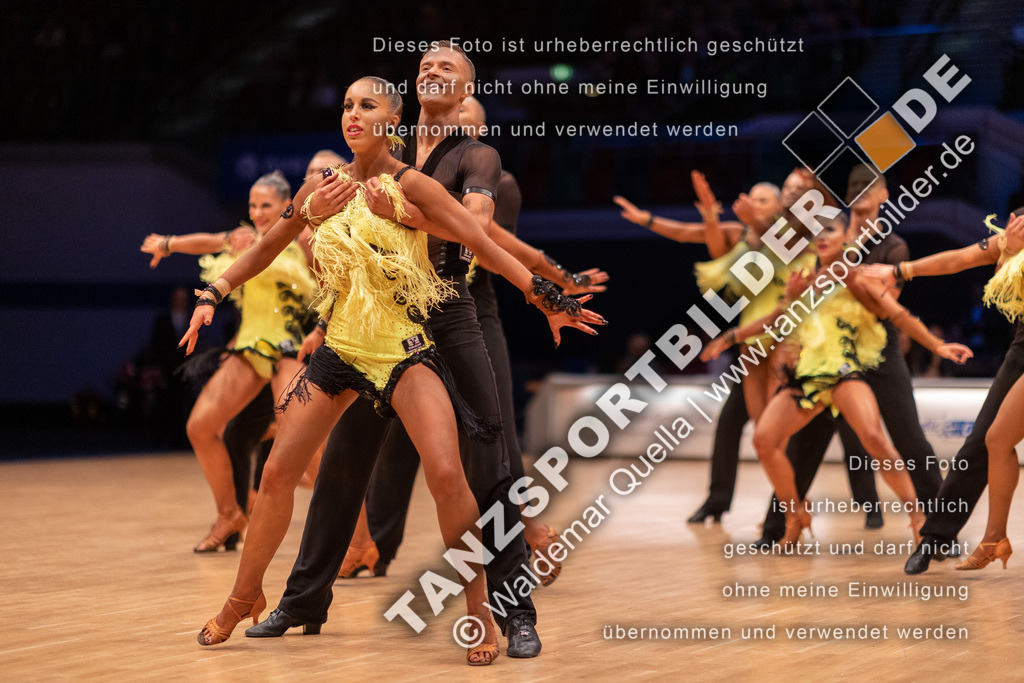 20221112-03146 | Hier finden Sie Tanz Bilder vom Latein und Standard Formationen tanzen. Sportbilder vom Tanzsport. Schöne Fotos und von Weltmeisterschaft, Europameisterschaft, Bundesliga, Regionalliga, Oberliga und Landesliga sowie von GOC Stuttgart, DanceComp, WM Bremen