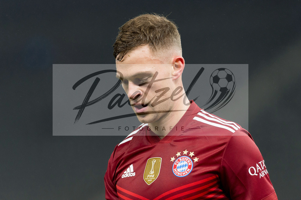 BSCFCB20220123_068 | Fussball, Herren: Joshua Kimmich (FC Bayern Muenchen) schaut bei dem Spiel der 1. Bundesliga zwischen Hertha BSC und FC Bayern Muenchen im Olypiastadion am 23.01.2022 in Berlin, Deutschland.DFB / DFL REGULATIONS PROHIBIT ANY USE OF PHOTOGRAPHS AS IMAGE SEQUENCES AND/OR QUASI-VIDEO. - Realisiert mit Pictrs.com