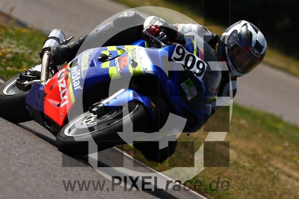 0909-20250531_01020 | Schöne Erinnerungen an spannende Momente - das festzuhalten ist unser Job. PIXELrace.de ist seit 2003 auf den Rennstrecken Europas unterwegs um die Action draußen beim Fahren und die wunderbare Stimmung imm Fahrerlager für euch einzufangen.