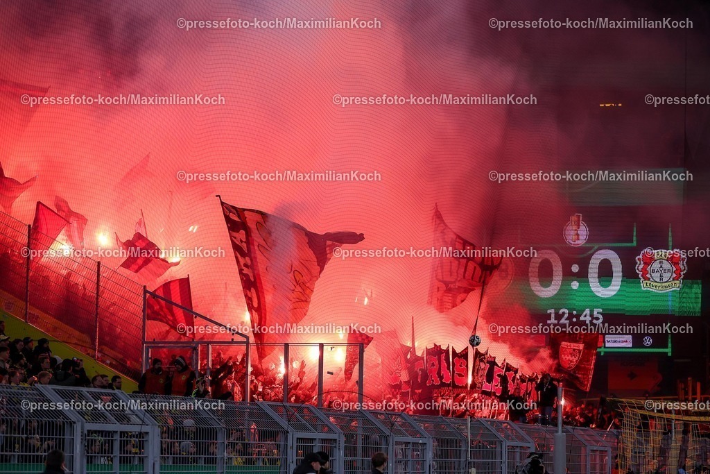 BVB02122501026 | 02.12.2025, Fußball, DFB-Pokal, Borussia Dortmund - Bayer 04 Leverkusen, Achtelfinale, Signal Iduna Park, Saison 2025 2026: Choreografie Choreo Choreography in der Fankurve in der ersten Halbzeit - Leverkusen Ultras zünden bengalisches Feuer Pyrotechnik Benaglos DFB regulations prohibit any use of photographs as image sequences and or quasi-video.