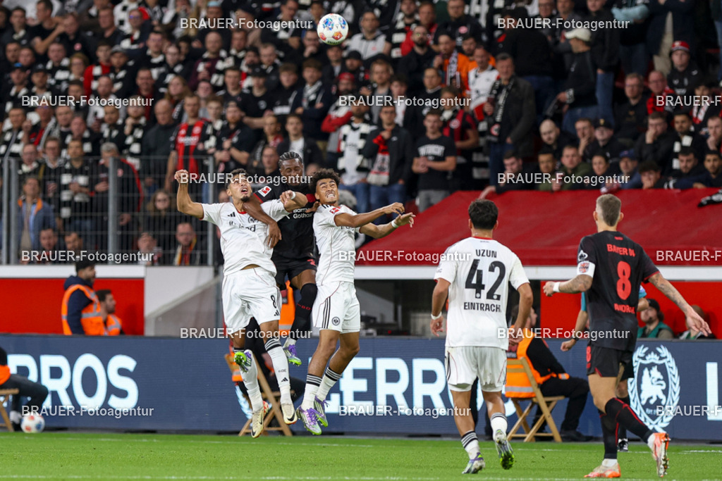 Bayer 04 Leverkusen vs Eintracht Frankfurt - Bundesliga  | Leverkusen, Deutschland, 12.09.25:   Fares Chaibi (Eintracht Frankfurt), Nathan Tella (Bayer 04 Leverkusen) und Nathaniel Brown (Eintracht Frankfurt) im Kampf um den Ball waehrend des Spiels der Bundesliga zwischen  Bayer 04 Leverkusen vs Eintracht Frankfurt in der BayArena(Foto von Brauer-Fotoagentur / Adrian Schlueter)
