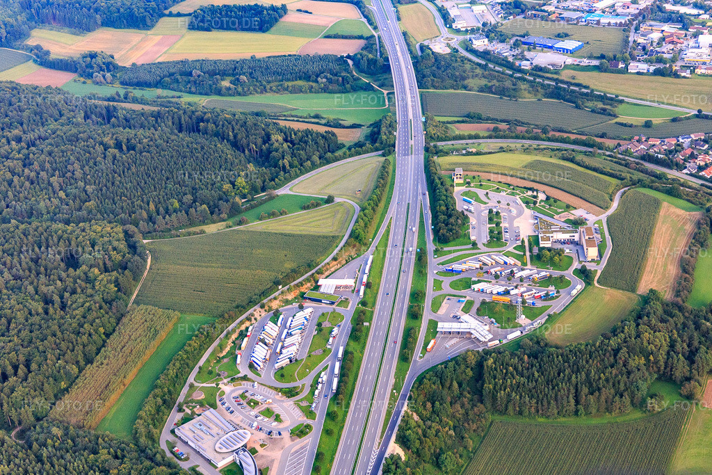 Luftbild: Solardach Autobahn Raststätte / Rastanlage im Hegau - OST and der A81 in Engen im Bundesland Baden-Württemberg in Deutschland. – Foto: IMG_102822.jpg vom 25.08.2017 durch Werner Riehm/FLY-FOTO.de – Auflösung des Originals: 5295 x 3530 px – WWW.BAST.DE – Rastanlagen im Hegau