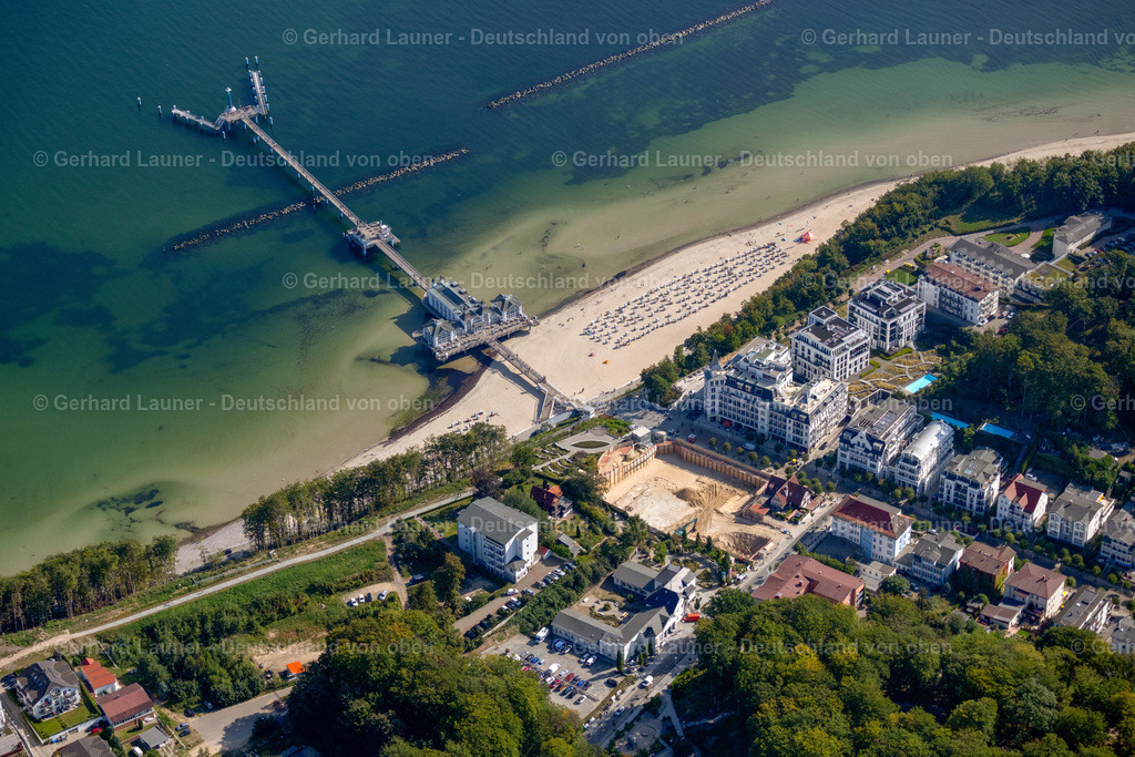4061274 | SELLIN 08.09.2021 Konstruktion der Seebrücke über der Wasseroberfläche in Sellin an der Ostseeküste im Bundesland Mecklenburg-Vorpommern, Deutschland. Weiterführende Informationen bei: Seebrücke Sellin. // Construction of the pier above the water surface in Sellin on the Baltic Sea coast in the state of Mecklenburg-West Pomerania, Germany. Further information at: Seebruecke Sellin. Foto: Gerhard Launer