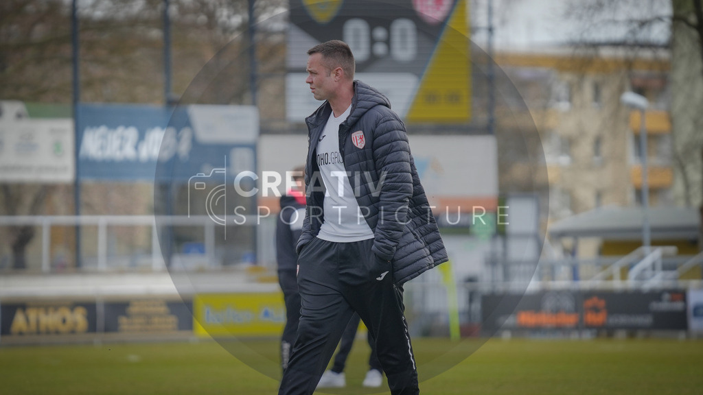 Fußball, Herren, Saison 2025/2026, Regionalliga Nordost, 26. Spieltag, FSV 63 Luckenwalde vs. Greifswalder FC, Samstag 14.03.2026, Werner-Seelenbinder-Stadion Luckenwalde, | Fußball, Herren, Saison 2025/2026, Regionalliga Nordost, 26. Spieltag, FSV 63 Luckenwalde vs. Greifswalder FC, Samstag 14.03.2026, Werner-Seelenbinder-Stadion Luckenwalde, Im Bild: Björn Lipfert (Trainer Greifswald) - Realisiert mit Pictrs.com