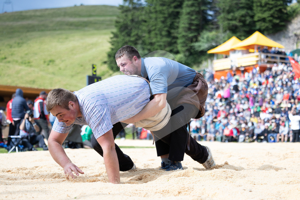 Rigi2025_0724 | Die Schwinger des Schwyzer Kantonalen Schwingerverbandes: Fotos, die Dynamik und Leidenschaft festhalten, sowie emotionale Momente aus dem traditionellen Schwingsport zeigen. - Realisiert mit Pictrs.com
