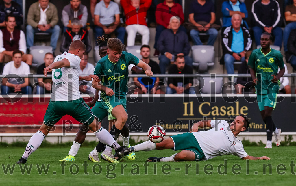 2023-09-01_036_FC_Schwaig_gegen_TSV_Gruenwald | Oberding, Deutschland, 01.09.2023:
Fußball, Landesliga Südost 2023 / 2024, 9. Spieltag, FC Schwaig gegen TSV Grünwald, Endergebnis: 3:1

Nils Wölken (FC Schwaig, #8), Luis Müller (TSV Grünwald, #12), Vincent Sommer (FC Schwaig, #10)

Foto: Christian Riedel / fotografie-riedel.net