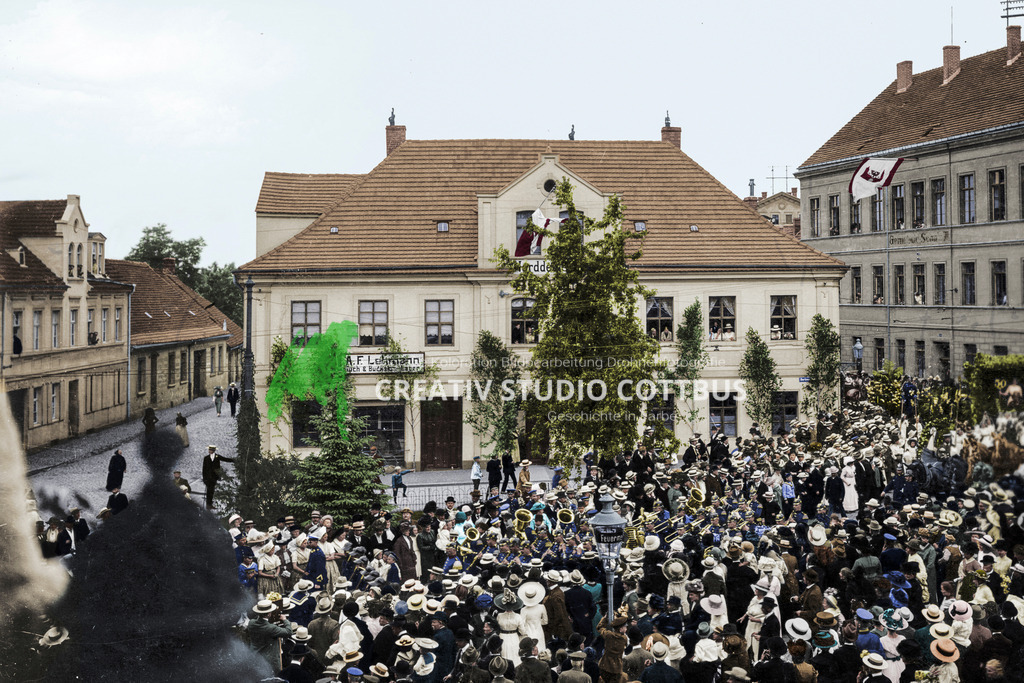 Berliner Platz 8 - 1913 Ecke Wall-Kapellenstraße 50 Jahre Feuerwehr | Cottbuser Ansichten im neuen Gewand. Alte Fotos von schwarz-weiß in Farbe. - Realisiert mit Pictrs.com