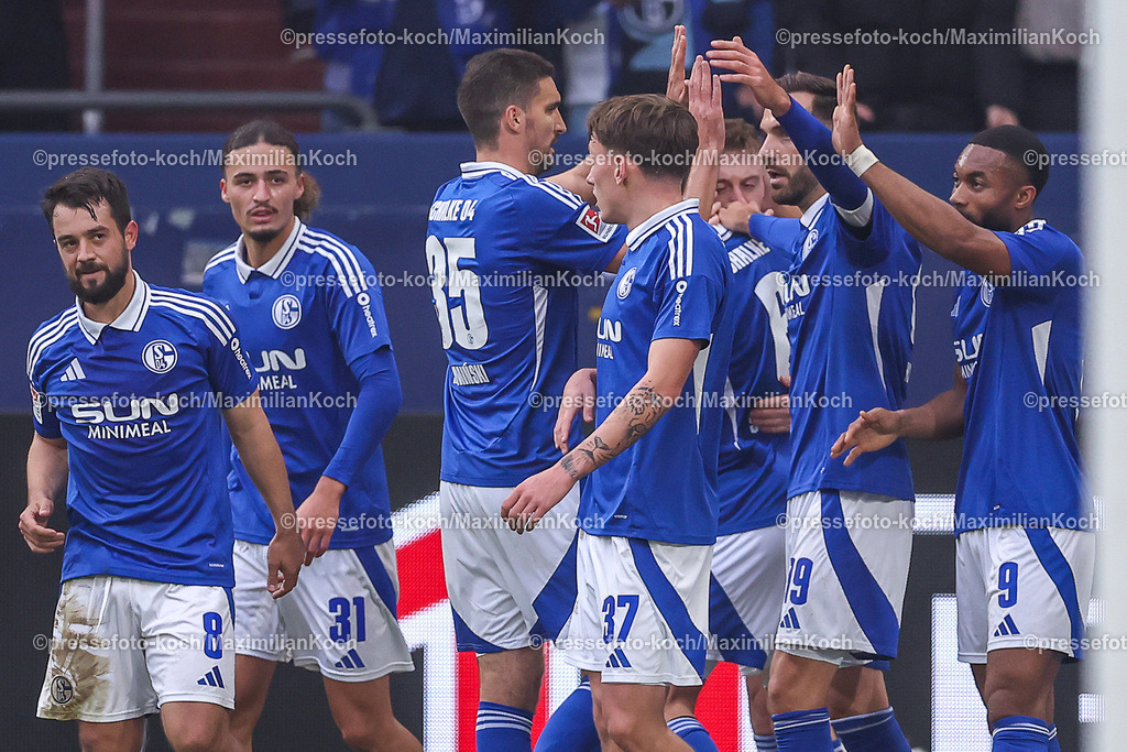 Schalke10112401015 | 10.11.2024, Fußball, FC Schalke 04 - SSV Jahn Regensburg, 2. Fußball Bundesliga, Veltins-Arena Gelsenkirchen, Saison 2024 2025: Kenan Karaman (S04 #19)  Torjubel nach dem 1:0 für Schalke. DFB regulations prohibit any use of photographs as image sequences and or quasi-video.