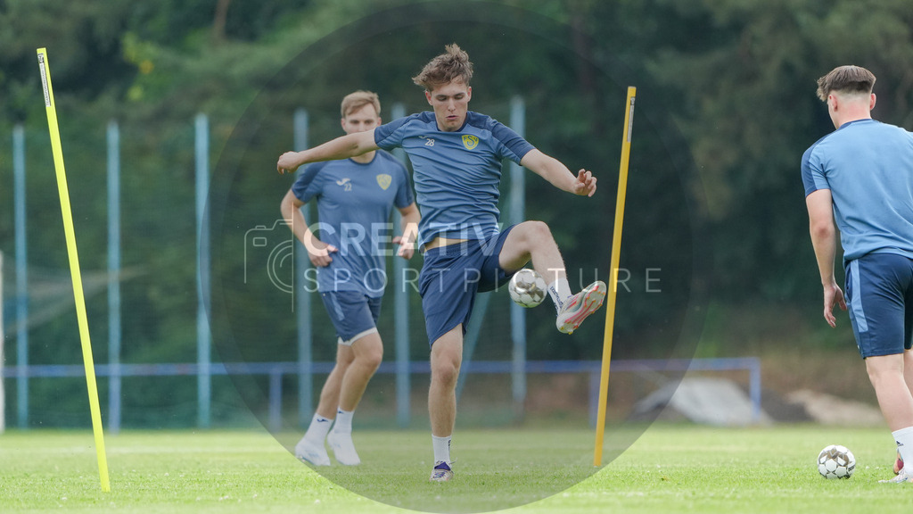 Fußball, Herren, Saison 2025/2026, Regionalliga Nordost, Trainingsauftakt des FSV 63 Luckenwalde am 18.06.2025 im Werner-Seelenbinder-Stadion, | Fußball, Herren, Saison 2025/2026, Regionalliga Nordost, Trainingsauftakt des FSV 63 Luckenwalde am 18.06.2025 im Werner-Seelenbinder-Stadion, Im Bild: Luca Dreihardt (m.) - Realisiert mit Pictrs.com
