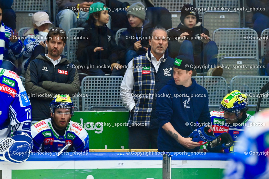 EC IDM WÄRMEPUMPEN VSV vs. Vienna Capitals | Tray Tuomie Headcoach EC VSV, Dr. André Drobez Teamdoc EC VSV, Christoph Apoloner Equipment Manager EC VSV, EC IDM WÄRMEPUMPEN VSV vs. Vienna Capitals, EC IDM WÄRMEPUMPEN VSV vs. Vienna Capitals am 16.11.2025 in Villach (Stadthalle Villach), Austria, (Photo by Bernd Stefan)