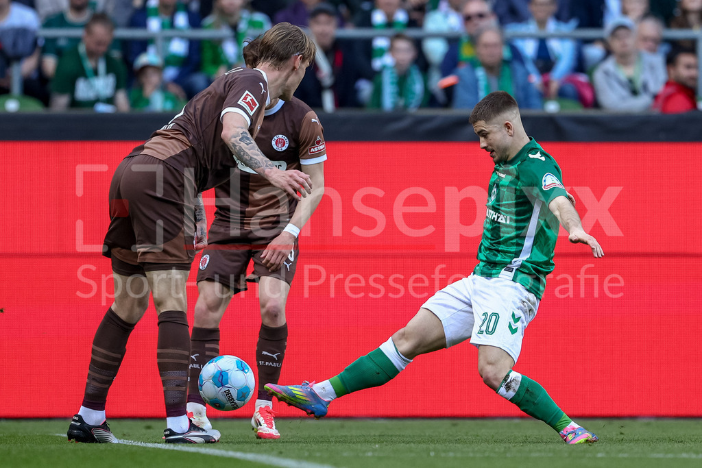 Fussball, Bundesliga, SV Werder Bremen - FC St. Pauli | v.li.: Eric Smith (FC St. Pauli, 8) und Romano Schmid (SV Werder Bremen, 20) im Zweikampf, Duell, Dynamik, Aktion, Action, Spielszene, DIE DFL-RICHTLINIEN UNTERSAGEN JEGLICHE NUTZUNG VON FOTOS ALS SEQUENZBILDER UND/ODER VIDEOÄHNLICHE FOTOSTRECKEN. DFL REGULATIONS PROHIBIT ANY USE OF PHOTOGRAPHS AS IMAGE SEQUENCES AND/OR QUASI-VIDEO.