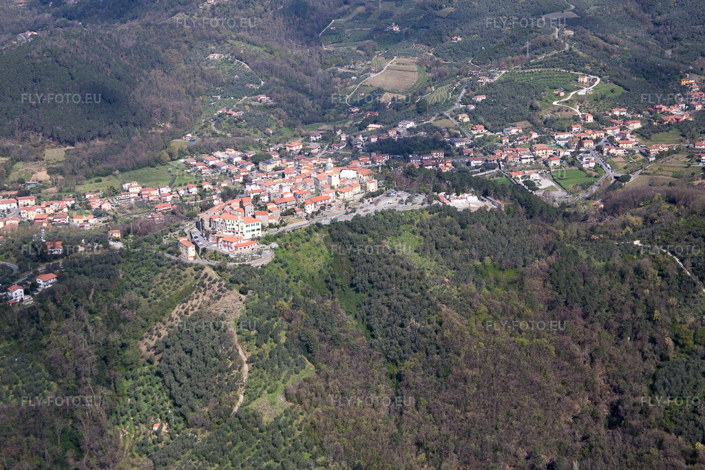 Vue aérienne: Vue de la ville à Nicola dans le département Ligurie, Italie – .Photo: IMG_087160.jpg prise le 04/04/2016 par Werner Riehm/FLY-FOTO.eu – Résolution de l'original: 5472 x 3648 px