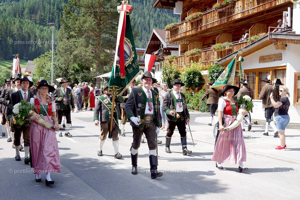 e26-news-2023-Juli23-Regimentsschuetzenfest3-Steeg-UMZUG_DORF-DSC07457 | Info aus dem Bezirk Reutte/Ausserfern Tirol sowie eine umfangreiche Bilddatenbank über die gesamte Region: Lechtal, Talkessel Reutte, Tannheimertal, Zwischentoren. Lech, Plansee, Zugspitze, Grenztunnel, B179, Fernpassstraße, Verkehr, Lawinen, Tradition, - Realisiert mit Pictrs.com