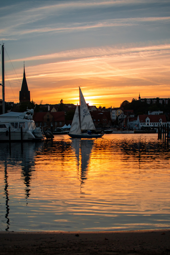 Meer 10 | Segelboot bei Sonnenuntergang im Hafen von Flensburg. - Realisiert mit Pictrs.com