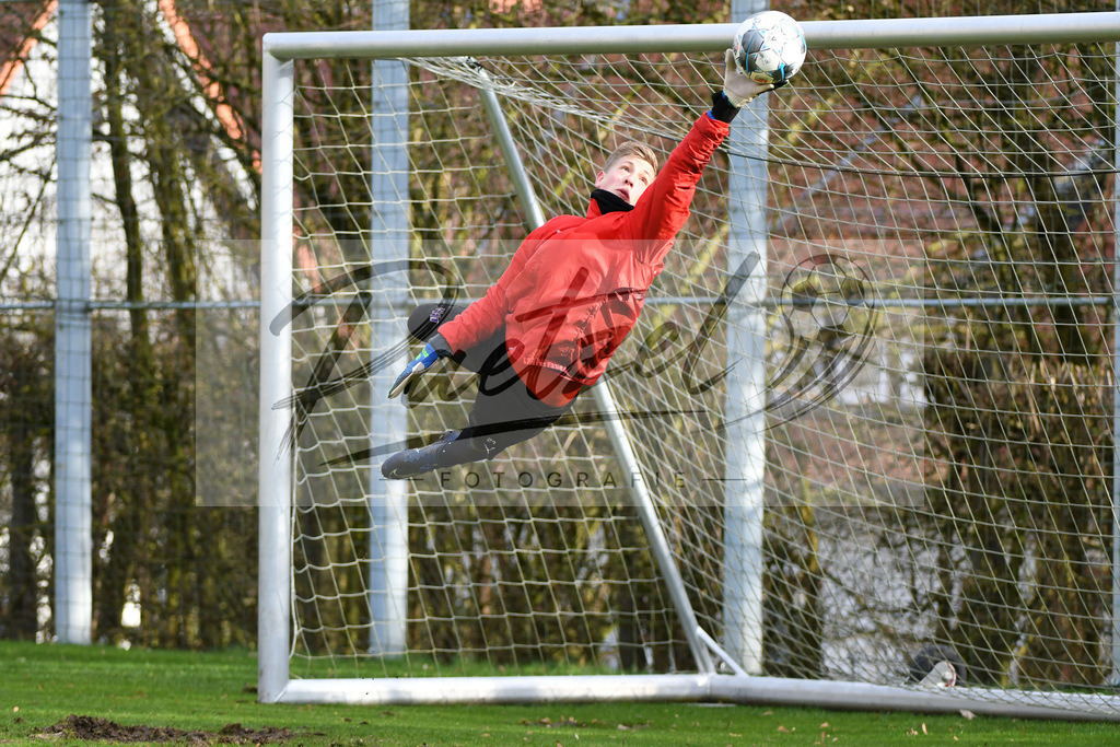 20200225_TRAOSN_0033 | Fussball, Herren: Torhueter Laurenz Beckemeyer (VfL Osnabrueck) haelt einen Ball, mit einer Parade waehrend der Trainingseinheit des VfL Osnabrueck im Sportpark Illoshoehe am 25.02.2020 in Osnabrueck, Deutschland. - Realisiert mit Pictrs.com