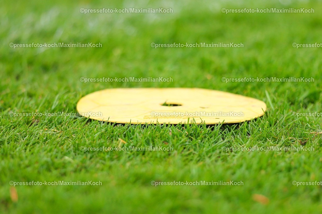 xKWIx12042601042 | 2026.04.12, xkwix, Fußball, Regionalliga West, FC Gütersloh -  SC Paderborn 07 II, Heidewaldstadion (Ohlendorf Stadion im Heidewald), 29.Spieltag, Saison 2025 / 2026: Wärmeplatte Platte auf dem Platz DFB regulations prohibit any use of photographs as image sequences and or quasi-video. Photo: xKamilxWilkowskixPressefotoKochx