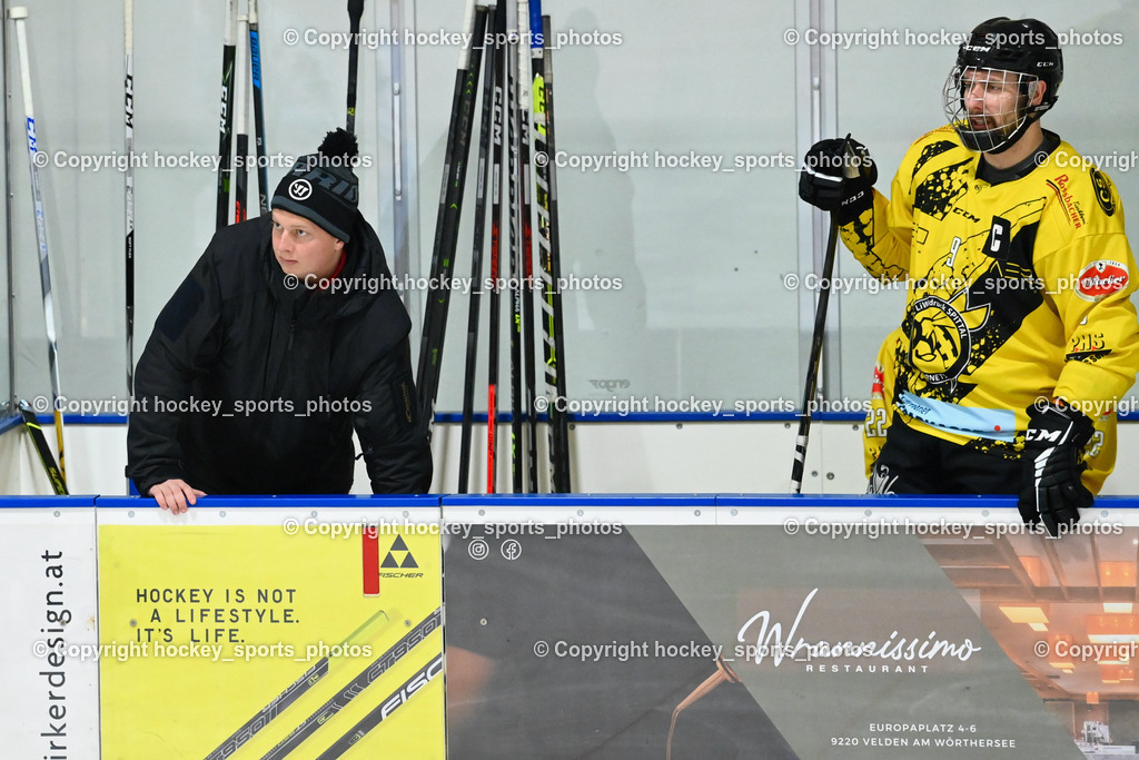 ESC Steindorf vs. EC Spittal Hornets 3.12.2022 | Betreuer EC Spittal Hornets Martin Bodner, #9 Essmann Kevin