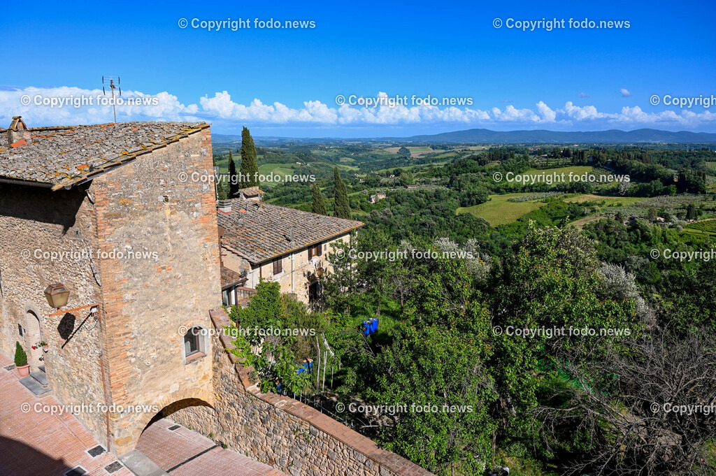 Italien_ Toskana_ San Gimignano_ 31.05.2024-207 | 31.05.2024, Italien, ITA, Toskana, San Gimignano im Bild Stadtansichten Gebäude, Architektur, Touristen, Historisch, Souvenir, Ansichten der berühmten Stadt San Gimignano in der Toskana-Italien - View of the famous town San Gimignano in Tuscany-ItalySan Gimignano ist eine italienische Kleinstadt in der Toskana mit einem mittelalterlichen Stadtkern. San Gimignano wird auch die Stadt der Türme genannt. Die Stadt liegt in der Provinz Siena. Sie gehört neben Florenz, Siena und Pisa zu den von Touristen meist besuchten Zielen in der Toskana.