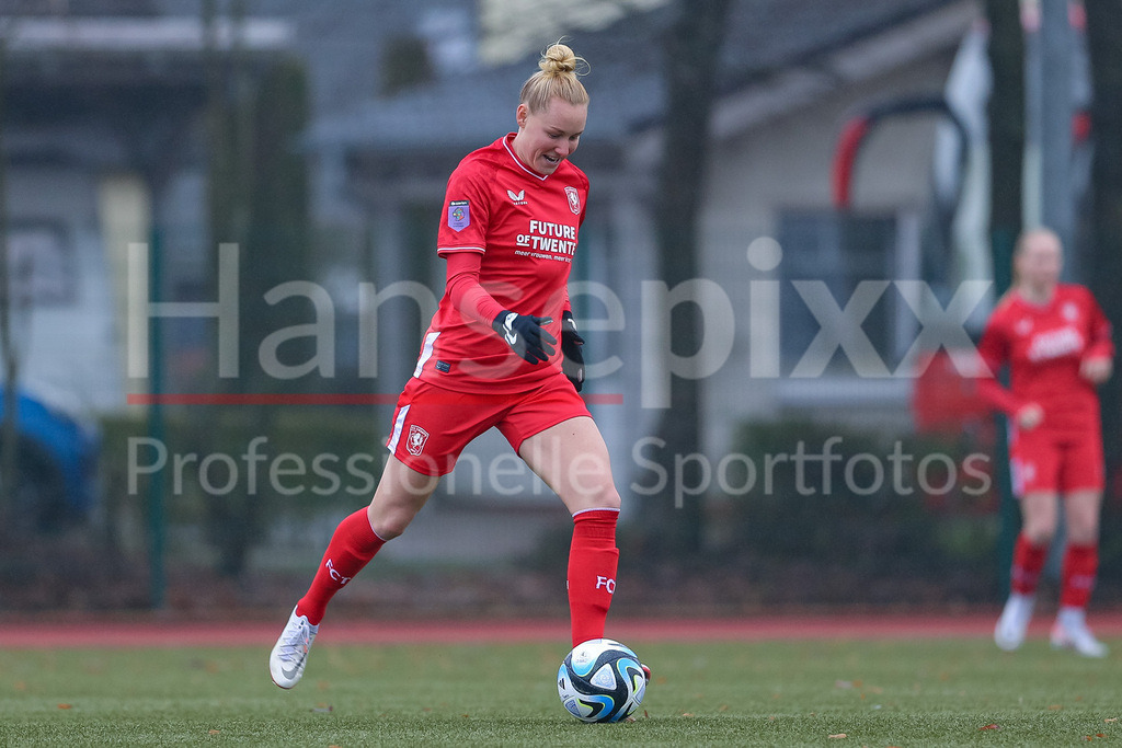 Fussball, Testspiel Frauen, SV Werder Bremen - FC Twente Enschede | v.li.: Danique Kerkdijk (FC Twente Vrouwen, 3) am Ball, Einzelbild, Ganzkörper, Aktion, Action, Spielszene