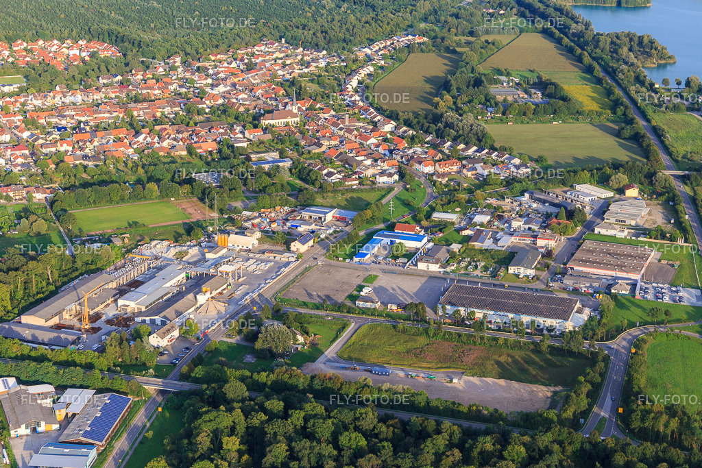 Gewerbegebiet mit Schneider Betonfertigteilewerk GmbH  und  In d. Kühweid mit Ledo Plus, Kail Interfood GmbH http://www.betonwerk-schneider.de/ http://www.ledo-markt.de/ https://kail-interfood.com/ | Luftbild: Gewerbegebiet mit Schneider Betonfertigteilewerk GmbH  und  In d. Kühweid mit Ledo Plus, Kail Interfood GmbH http://www.betonwerk-schneider.de/ http://www.ledo-markt.de/ https://kail-interfood.com/ im Ortsteil Huttenheim in Philippsburg im Bundesland Baden-Württemberg in Deutschland. Foto: IMG_102453.jpg vom 24.08.2017 durch Werner Riehm/FLY-FOTO.de - Realisiert mit Pictrs.com