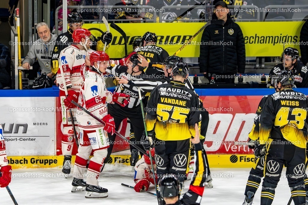 xKKUx18032601027 | 18.03.2026, xkkux, Eishockey, DEL2, Krefeld Pinguine - EV Landshut, Playoff Viertelfinale Spiel 1, Herren, Saison 2025 / 2026, Yayla Arena Krefeld: Handgemenge Andreas Schwarz (EV Landshut #25) Marcel Müller (Krefeld Pinguine #09) 