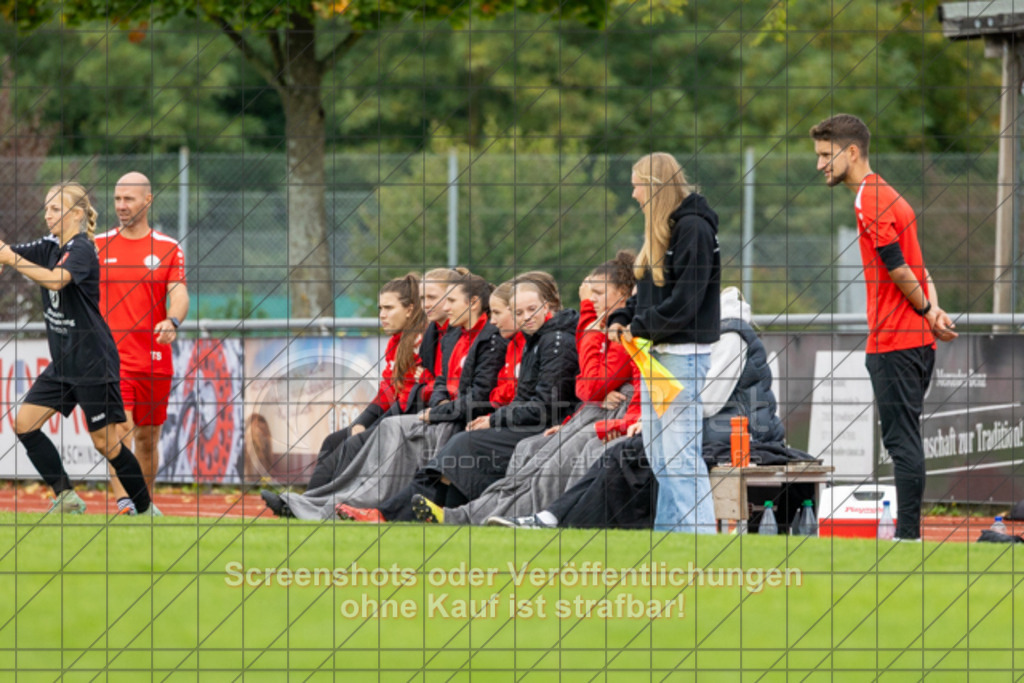 20250928_141258_0428 | #,1.FC Donzdorf (schwarz) vs. TV Derendingen (rot), Fussball, Frauen-Verbandsliga Württemberg, 03. Spieltag, Saison 2025/2026, Rasenplatz Lautertal Stadion, Süßener Straße 16, 73072 Donzdorf, 28.09.2025 - 13:00 Uhr,Foto: PhotoPeet-Sportfotografie/Peter Harich