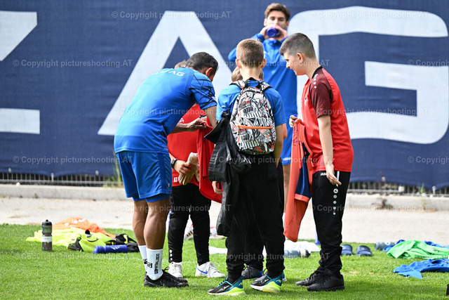 mikovits-20240507-0057 | Image shows Ronivaldo Bernardo Sales (BWL) with chilkdren. Keywords: autograph, PK LASK, Sport, Bundesliga, Fußball /Foto: Albert Mikovits Datum 20240507