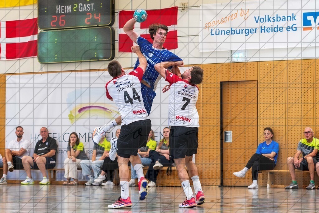 IHC 2026 - VfL Gummersbach vs. HØJ Elite | Miro Schluroff (VfL Gummersbach #15), Thomas Solstad (HØJ Elite #44), Simen Schønningsen (HØJ Elite #7); IHC 2026 - VfL Gummersbach vs. HØJ Elite am 08.08.26 in Sporthalle KGS, Schneverdingen - Realisiert mit Pictrs.com