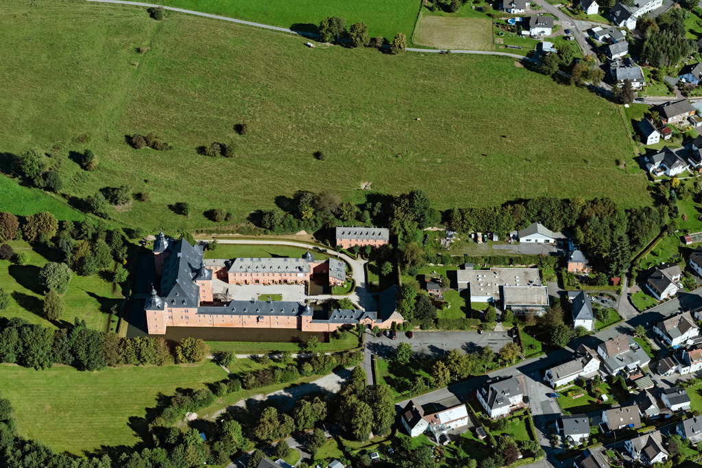 dr__0202817.jpg | KIRCHHUNDEM 07.09.2023 Schloss Adolfsburg in Kirchhundem im Bundesland Nordrhein-Westfalen. Das Wasserschloss befindet sich im Ortsteil Oberhundem. Es wurde als barocker Erholungssitz in den 1670er Jahren erbaut. Besonders auffällig sind die im Westen gelegenen beiden Türme an der Front des Haupthauses. Die u-förmige Anlage beinhaltet auch einen ausgebauten Innenhof und Park. 