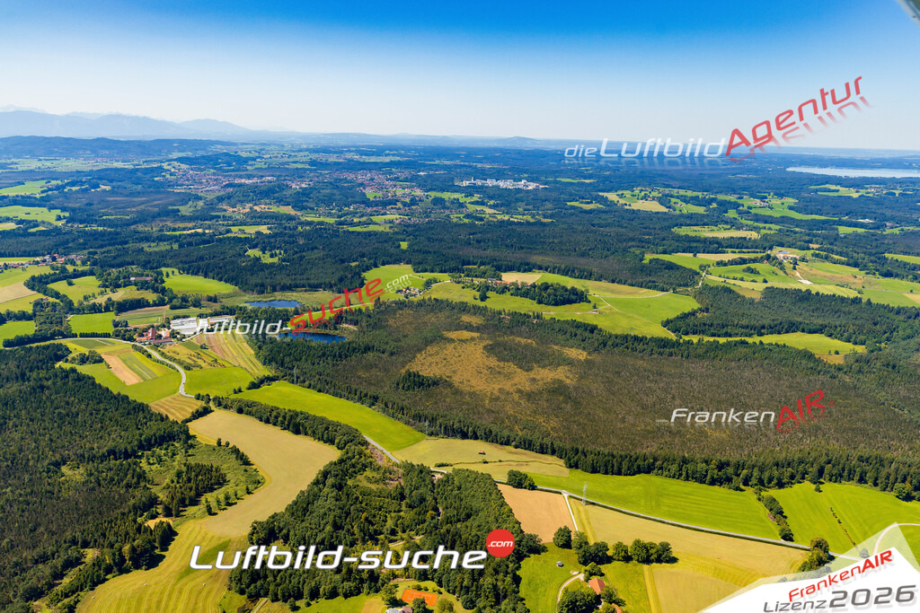 Schöne Luftaufnahme Karpfsee Bad Heilbrunn - Die Luftaufnahme wurde 2025 vom Flugzeug heraus erstellt ( keine Drohne ) - Hochauflösende Luftaufnahme - für professionelle Ausdrucke geeignet. Die Geschenkidee !Mit Lizenz und Bildrechte bestellbar