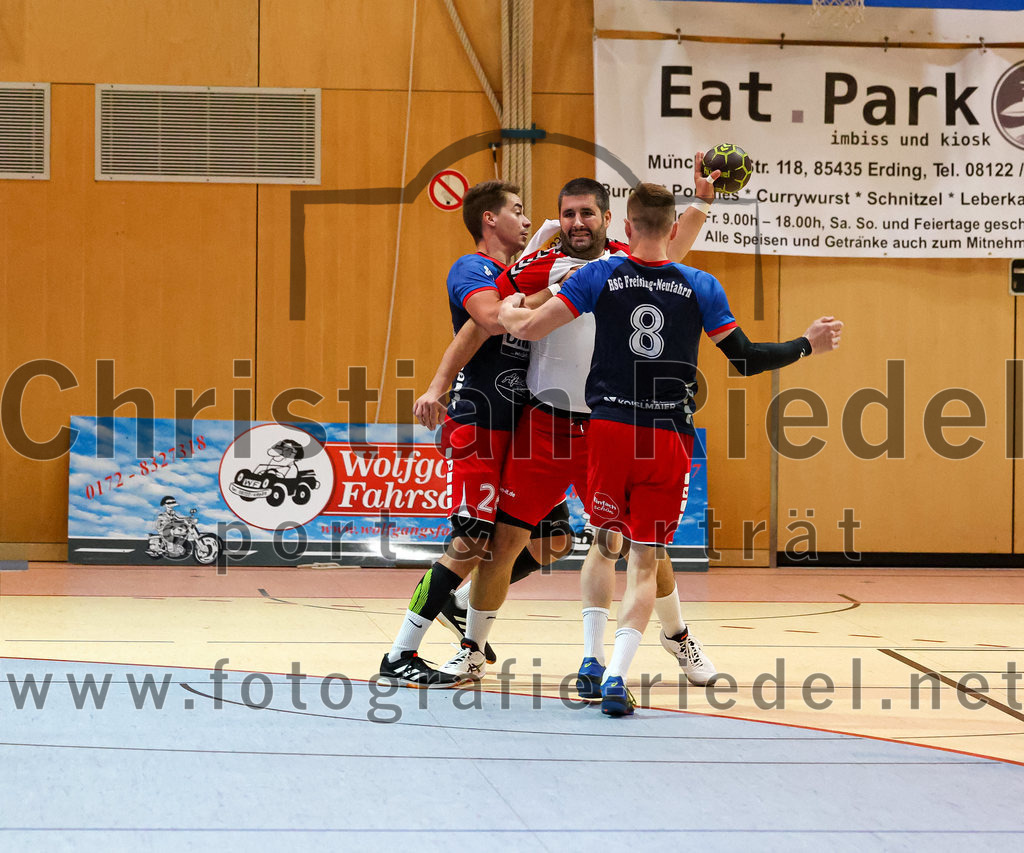 2022-09-24_011_SpVgg_Altenerding_gegen_HSG_Freising-Neufahrn | Erding, Deutschland, 24.09.2022:
Handball, Bezirksoberliga Männer 2022 / 2023, 2. Spieltag, SpVgg Altenerding gegen HSG Freising-Neufahrn, Endergebnis: 18:26

Marius Kerber (HSG Freising-Neufahrn, #14), Christian Loris (SpVgg Altenerding, #10), Konstantin Vopel (HSG Freising-Neufahrn, #8)

Foto: Christian Riedel / fotografie-riedel.net