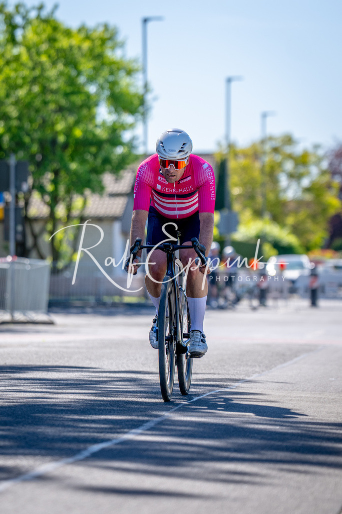 Spurt in den Mai 2026 - Großer Preis der Sparkasse Neuss | Annual one-day road cycling race "Großer Preis der Sparkasse Neuss" held in Büttgen, Germany, organized by VfR Büttgen 1912 e.V. The event features multiple races across all age categories from U11 youth to Elite men. - Realisiert mit Pictrs.com