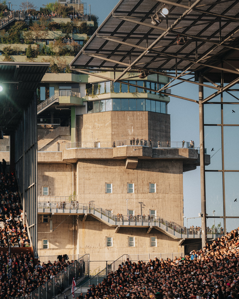 FCS04540 | Der offizielle Shop für FC St. Pauli Fotos. Wähle aus Spielszenen & Fanmomenten dein FCSP Wunschformat. Wir liefern Millerntor-Atmosphäre.