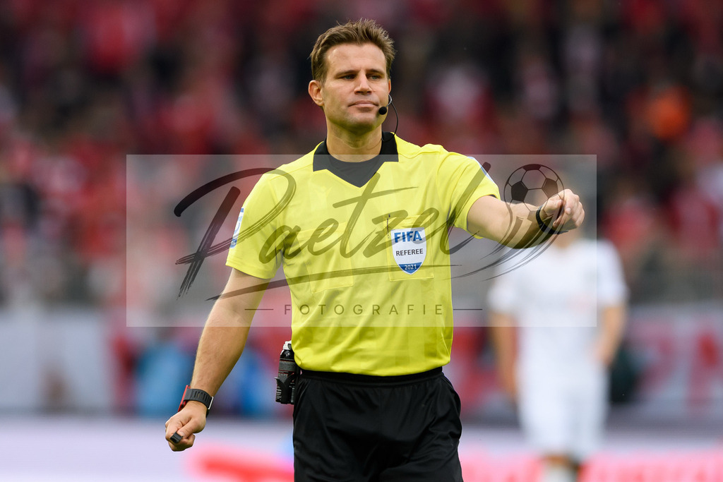 FCUBMG20210829_186 | Fussball, Herren: Schiedsrichter Dr. Felix Brych gestikuliert beim Spiel der 1. Bundesliga zwischen 1. FC Union Berlin und Borussia Moenchengladbach im Stadion An der Alten Foersterei am 29.08.2021 in Berlin, Deutschland. - Realisiert mit Pictrs.com