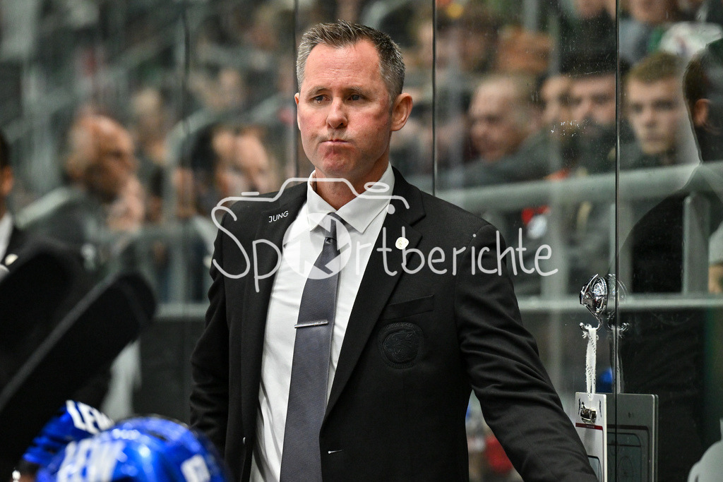 Augsburger Panther - Löwen Frankfurt | im Bild  Ted DENT Headcoach Augsburger Panther / Freisteller / Einzelfoto / DEL: Augsburger Panther - Löwen Frankfurt, Curt Frenzel Stadiom am 11.10.2024