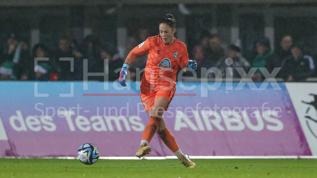 Fussball, Google Pixel Frauen-Bundesliga, SV Werder Bremen - FC Bayern München | v.li.: Livia Peng (Torhüterin, Torwart, SV Werder Bremen, 1) am Ball, Freisteller, Einzelbild, Ganzkörper, Aktion, Action, Spielszene, DIE DFB-RICHTLINIEN UNTERSAGEN JEGLICHE NUTZUNG VON FOTOS ALS SEQUENZBILDER UND/ODER VIDEOÄHNLICHE FOTOSTRECKEN. DFB REGULATIONS PROHIBIT ANY USE OF PHOTOGRAPHS AS IMAGE SEQUENCES AND/OR QUASI-VIDEO.