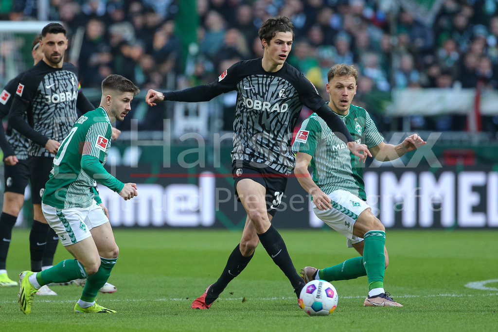 Fussball, Bundesliga, SV Werder Bremen - SC Freiburg | v.li.: Romano Schmid (SV Werder Bremen, 20), Merlin Röhl (SC Freiburg, 34) und Senne Lynen (SV Werder Bremen, 14) im Zweikampf, Duell, Dynamik, Aktion, Action, Spielszene, DIE DFL-RICHTLINIEN UNTERSAGEN JEGLICHE NUTZUNG VON FOTOS ALS SEQUENZBILDER UND/ODER VIDEOÄHNLICHE FOTOSTRECKEN. DFL REGULATIONS PROHIBIT ANY USE OF PHOTOGRAPHS AS IMAGE SEQUENCES AND/OR QUASI-VIDEO.