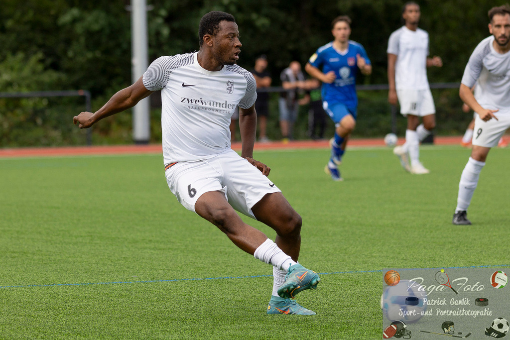 Testspiel: Spvgg. 03 Fechenheim - Türk Gücü Friedberg, 13.07.2024 | Ayew Moore (Spvgg. 03 Fechenheim #6) mit Ball, Freisteller, Portrait / Porträt, Spvgg. 03 Fechenheim - Türk Gücü Friedberg, Frankfurt am Main, Sportanlage Birsteiner Straße, 13.7.2024 - Realisiert mit Pictrs.com