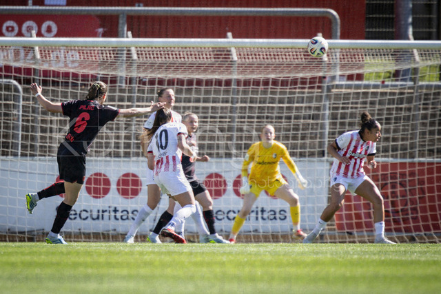 Google Pixel Frauen-Bundesliga; Bayer 04 Leverkusen - SC Freiburg, 26.04.2026 | Katharina Piljic (Bayer 04 Leverkusen, 6) zieht ab und trifft zum 1:0; Bayer 04 Leverkusen - SC Freiburg an Spieltag 23 der Google Pixel Frauen-Bundesliga am 26.04.2026 im Ulrich-Haberland-Stadion in Leverkusen (Nordrhein-Westfalen). DFL REGULATIONS PROHIBIT ANY USE OF PHOTOGRAPHS AS IMAGE SEQUENCES AND/OR QUASI-VIDEO.