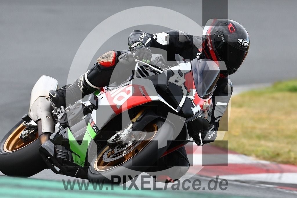 0811-20240915_06627 | Schöne Erinnerungen an spannende Momente - das festzuhalten ist unser Job. PIXELrace.de ist seit 2003 auf den Rennstrecken Europas unterwegs um die Action draußen beim Fahren und die wunderbare Stimmung imm Fahrerlager für euch einzufangen.