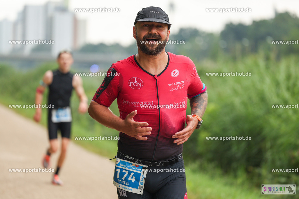 LUR_1938 | 34. M-net Erlanger Triathlon 2025 #erlangertriathlon  #mnettriathlon2025 #mnettriathlon #team #olympischedistanz #mitteldistanz #triathlon #maindonaukanal  #erlangertriathlon2025 #yourpictrs #tv1848 #tv1848erlangen  #triathlonbayern #sportinerlangen #demsportverbunden #sportshot_your_pictrs Copyright: www.sportshot.de