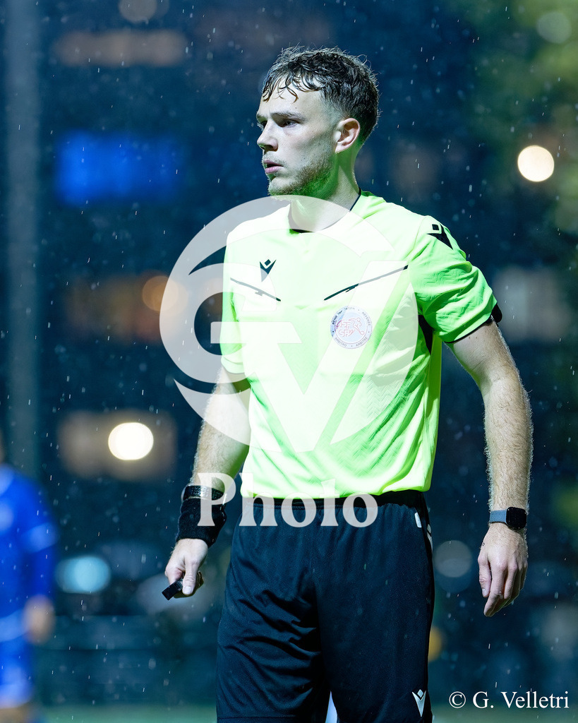2eme ligue - CS Italien - USI Azzurri | L’arbitre durant le match de 2eme ligue entre CS Italien et USI Azzurri au Stade du Bois-de-la-Bâtie à Petit-Lancy, Suisse