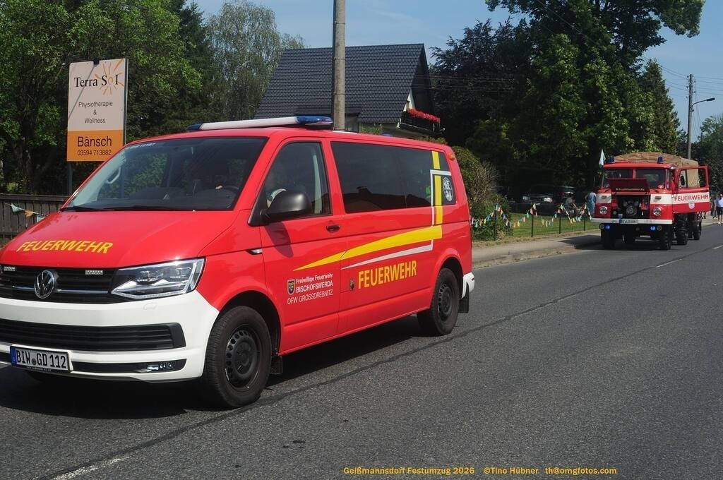 Geißmannsdorf-2026-Festumzug-208 | Festumzug in Geißmannsdorf bei Bischofswerda im Juni 2026. Fotografische Eindrücke und Momentaufnahmen vom Festumzug anläßlich des 800-jährigen Bestehens von Geißmannsdorf - mit Teilnehmern und Gästen, Strohpuppen und geschmückten Vorgärten und Grundstücken - Realisiert mit Pictrs.com