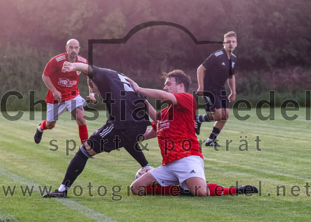 2023-08-25_042_FC_Finsing_gegen_FC_Lengdorf | Finsing, Deutschland, 25.08.2023:
Fußball, Kreisliga 2023 / 2024, 6. Spieltag, FC Finsing gegen FC Lengdorf, Endergebnis: 5:0

Andre Huber (FC Finsing, #9), Moritz Holzner (FC Lengdorf, #3)

Foto: Christian Riedel / fotografie-riedel.net