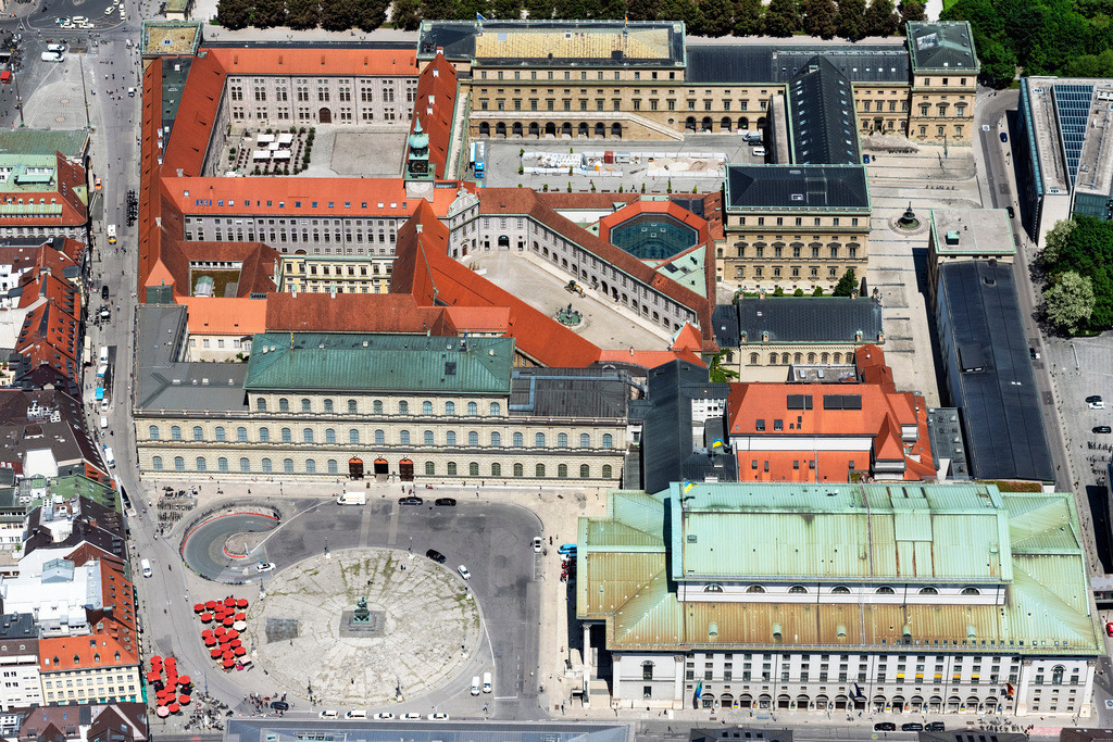 dr__0097048.jpg | MüNCHEN 19.05.2022 Gebäude- Ensemble des Palastes " Residenz " zwischen Max-Joseph-Platz und Hofgarten in der Altstadt in München im Bundesland Bayern, Deutschland. Weiterführende Informationen bei: Bayerische Verwaltung der staatlichen Schlösser, Gärten und Seen. // Building ensemble of the palace "Residenz" between Max-Joseph-Platz and Hofgarten in the old town in Munich in the state Bavaria, Germany. Further information at: Bayerische Verwaltung der staatlichen Schloesser, Gaerten und Seen. Foto: Daniel Reiter