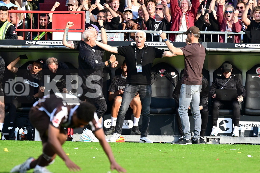 KBS Picture_FCStPauli-FCAugsburg_018 | Spielende gewonnen und die Bank Jubelt v.l. Nemeth Peter Co-Trainer (St.Pauli) , Bornemann Andreas Geschaeftsleiter Sport (St.Pauli) , Blessin Alexander Trainer (St.Pauli) ,Sportplatz :  Millerntor Stadion, - Realisiert mit Pictrs.com
