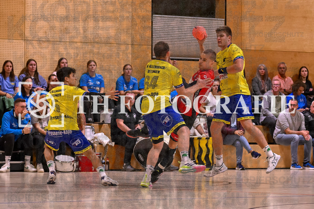 GER, SG Maulburg/Steinen - SG Allensbach/Dettingen, Handball, Landesliga Suedbaden, 2. Spieltag, Saison 2024/2025, 28.09.2024 | Ole Anton Holzkamp (SG Maulburg/Steinen, #69) im Duell gegen Kai Zacharias (SG Allensbach/Dettingen-Wallhausen, #64) und Luca Wilke (SG Allensbach/Dettingen-Wallhausen, #21). Im Bild Martin Weissinger (SG Allensbach/Dettingen-Wallhausen, #05)GER, SG Maulburg/Steinen - SG Allensbach/Dettingen, Handball, Landesliga Suedbaden, 2. Spieltag, Saison 2024/2025, 28.09.2024Foto: TH Fotografie/Thomas Hess